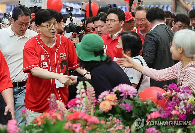 청주 육거리시장 찾은 한동훈 전 대표 (청주=연합뉴스) 천경환 기자 = 한동훈 전 국민의힘 대표가 22일 청주 육거리시장을 찾아 김문수 대선 후보의 지원 유세를 하고 있다. 2025.5.22 kw@yna.co.kr