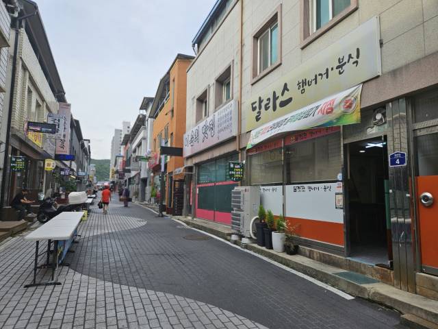 충북 단양군 제1호 '골목상점가'에 차없는 거리가 조성돼 시선을 모으고 있다. 단양=이상복 기자 cho2225@cctoday.co.kr