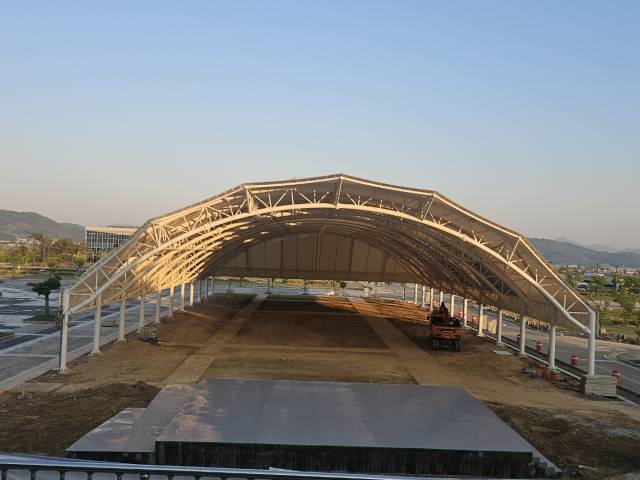 충주시가 올해 종합운동장 일원에 18억 예산을 들여 설치한 막구조 보조 무대.사진=김의상 기자