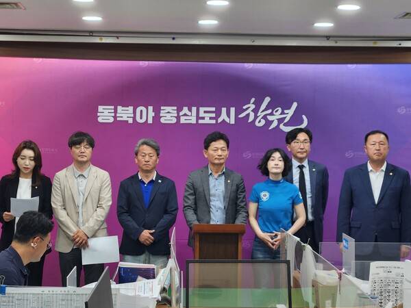 창원시의회 더불어민주당 의원단이 23일 창원시청 프레스센터에서 기자회견을 열고 국민의힘 측 선거운동원에게 정순욱 시의원이 폭력 피해를 입었다며 국민의힘이 책임지고 사과할 것을 요구했다./우귀화 기자