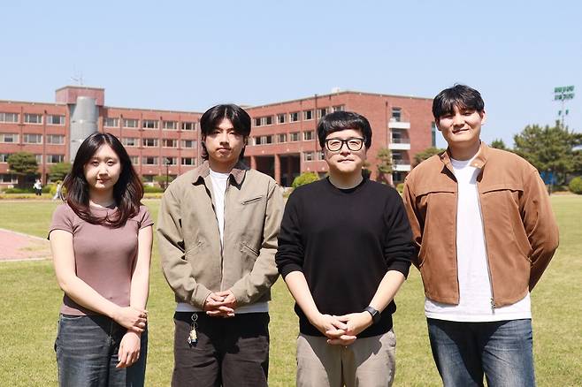 실리콘밸리 비즈니스 포럼에서 1위를 수상한 축지법(김형진·심재인·김경석)팀과 조성배 교수. /한동대학교 제공