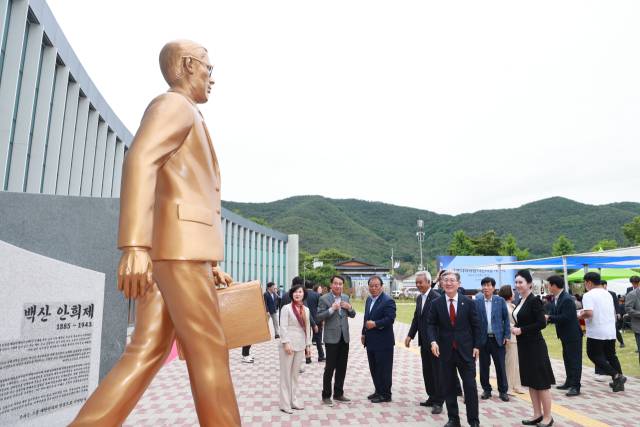 우리나라 대표 항일애국지사 ‘백산 안희제(1885~1943)’ 선생의 삶과 업적을 기리고 독립운동가로서의 발자취를 담은 ‘백산 나라사랑 너른마당’이 문을 열었다. 너른마당 외부에 세워진 안희제 선생의 동상. 의령군 제공