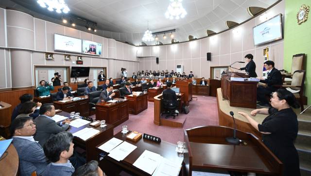 23일 열린 거제시의회 제254회 임시회 제1차 본회의. 이날 임시회는 거제시 민생회복지원금 지원 조례안 심의 의결을 위해 소집됐지만 의안이 상임위에서 부결된데 이어 본회의에서도 의사일정 변경안이 부결되면서 처리가 무산됐다. 사무국 제공