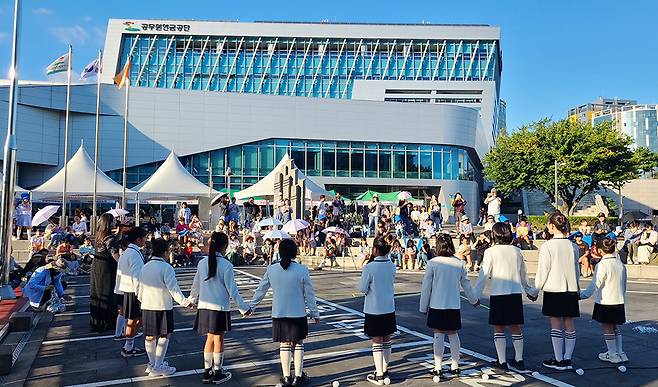 서귀포혁신도시에 위치한 공무원연금공단은 동행축제(GEPSTAY)를 통해 지역주민들의 소통·문화공간으로서의 역할도 하고 있다. ⓒ제주의소리