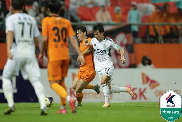 23일 제주월드컵경기장에서 열린 제주와 전북의 경기에서 양팀 선수들이 경합하고 있다 (사진=한국프로축구연맹)