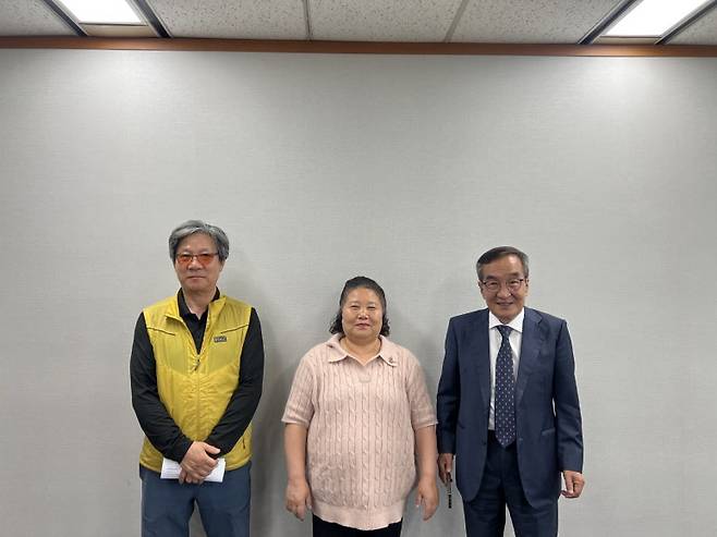 르노의 택시 판매왕인 박종화 (74)씨와 그가 근무하는 르노 수원 사업소에서 지난 22일 인터뷰를 진행했다. 그의 인터뷰에는 그의 오랜 고객인 이용우 씨와 우기화 씨가 배석해 르노 택시의 장점과 그의 영업 비결에 대한 이야기를 들려줬다. 사진=이상진