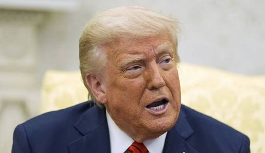 도널드 트럼프 미국 대통령이 지난달 17일(현지 시간) 조르자 멜로니 이탈리아 총리와 회담한 후 백악관 집무실에서 취재진에 발언하고 있다. 사진=AP/뉴시스