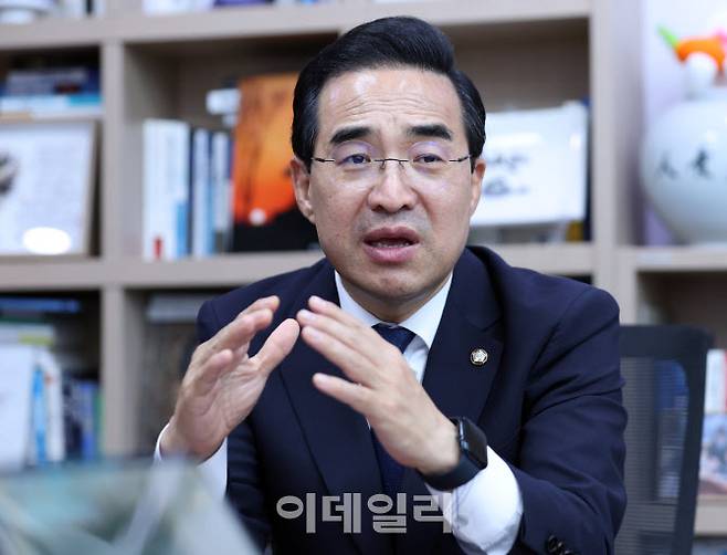 박홍근 더불어민주당 의원이 21일 서울 여의도 국회 의원회관에서 이데일리와 인터뷰를 하고 있다.(사진=노진환기자)