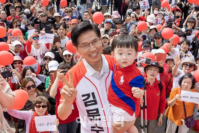 [이데일리 방인권 기자] 김문수 국민의힘 대선 후보가 21일 오후 경기 김포시 사우문화체육광장에서 열린 “더 편하게 더 빠르게” 김포 유세 현장에서 한 아이에게 꽃다발을 전달받은 뒤, 기념촬영을 하고 있다.