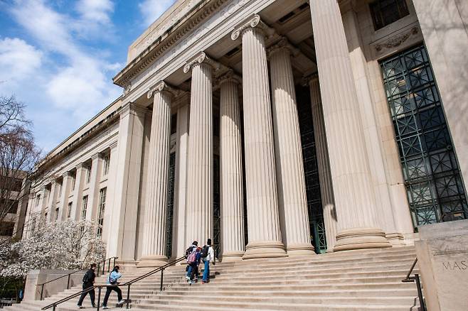 4월 15일 매사추세츠주 케임브리지에 위치한 매사추세츠공과대학교(MIT) 캠퍼스에서 사람들이 걷고 있다.(사진=AFP)