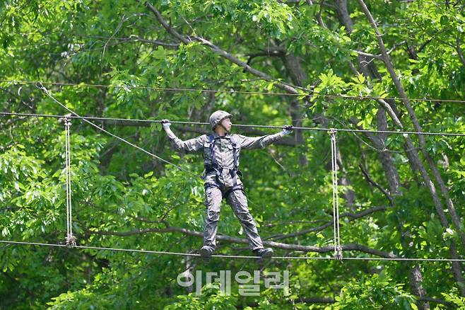 육군보병학교 신임장교들이 유격훈련 중 산악장애물 극복을 위한 횡단이동 훈련을 하고 있다.(사진=육군)