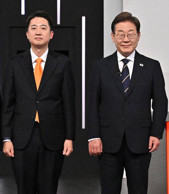 이재명(오른쪽) 더불어민주당 대선 후보와 이준석 개혁신당 대건 후보가 18일 서울 마포구 상암동 SBS 프리즘센터 스튜디오에서 열린 시작에 앞서 기념촬영을 하고 있다.(사진=연합뉴스)