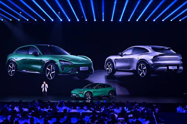 레이 쥔 샤오미 최고경영자가 지난 22일 베이징에서 열린 샤오미 신제품 발표회에서 새로운 전기차 모델 YU7을 공개하고 있다. (사진=AFP)