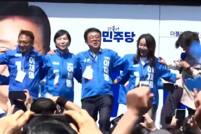 민주당 의원들이 유세 현장에서 춤을 추는 모습. (사진=유튜브 캡처)