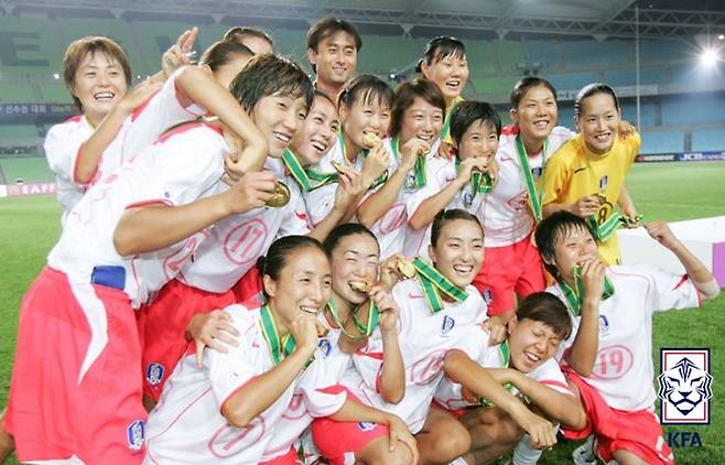 2005년 국내에서 열린 동아시안컵 여자부 첫 대회에서 우승을 차지한 당시 대한민국 여자 축구 국가대표팀 선수들