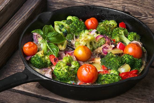 전립선암을 예방하려면 과체중을 벗어나 지방 섭취량을 줄이고 전립선에 좋은 음식을 섭취하는 것이 효과적이다. [사진=게티이미지뱅크]