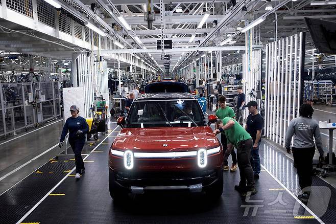 지난해 6월 미국 전기차 스타트업 리비안의 일리노이주(州) 노멀 제조공장에서 대형 전기 SUV 'R1'을 직원들이 조립하는 모습<자료사진> 2024.06.21. ⓒ 로이터=뉴스1 ⓒ News1 김성식 기자