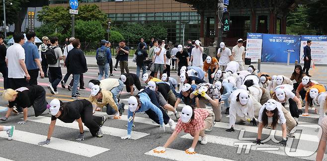 녹색연합 관계자들이 22일 서울 종로구 세종로 광화문네거리에서 생물다양성의 날을 맞아 자연의 권리 퍼포먼스 ‘공생2’를 선보이고 있다. 2025.5.22/뉴스1 ⓒ News1 임세영 기자