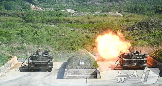 육군은 23일 각 병과학교에서 '신임장교 지휘참모과정' 교육훈련에 매진 중인 장병들의 모습을 공개했다. 육군기계화학교 신임장교들이 K1A2전차 실사격 훈련을 실시하고 있다. (육군 제공. 재판매 및 DB 금지) 2025.5.23/뉴스1