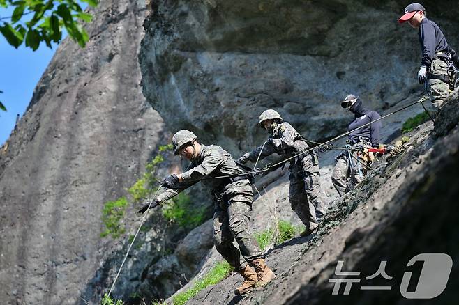 육군은 23일 각 병과학교에서 '신임장교 지휘참모과정' 교육훈련에 매진 중인 장병들의 모습을 공개했다. 육군보병학교 신임장교들이 유격훈련 중 산악장애물 극복을 위한 전면하강 훈련을 하고 있다. (육군 제공. 재판매 및 DB 금지) 2025.5.23/뉴스1