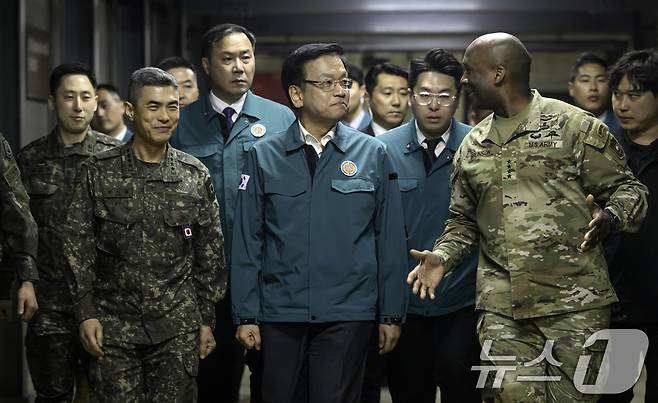 지난 3월 18일 당시 대통령 권한대행이었던 최상목 전  부총리 겸 기획재정부 장관이 한미연합군사령부 전시지휘소(CP TANGO)를 방문해 제이비어 브런슨 한미연합사령관(오른쪽)으로부터 정례 한미연합훈련인 '자유의 방패'(프리덤실드·FS) 연습 상황에 대한 설명을 듣고 있다. (기획재정부 제공, 재판매 및 DB금지) 2025.3.18/뉴스1