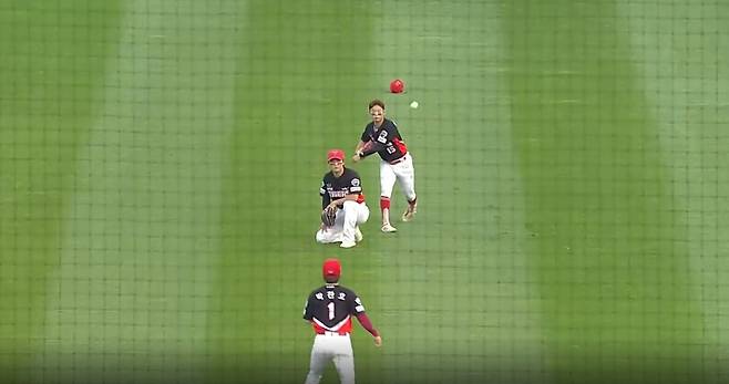 3일 연속 1회에 실책을 쏟아낸 KIA 타이거즈. (티빙 중계화면 캡처)