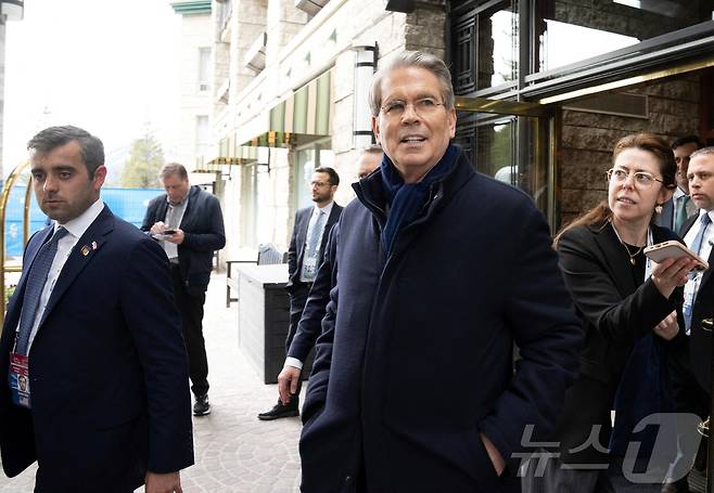 스콧 베선트 미국 재무장관이 2025년 5월 21일 캐나다 앨버타주 밴프에서 열린 G7 재무장관 및 중앙은행 총재 회의에서 하루 일정의 회의를 마치고 떠나는 모습. 2025.5.21 ⓒ 로이터=뉴스1 ⓒ News1 강민경 기자