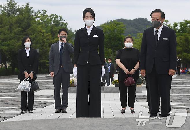 윤석열 전 대통령의 부인 김건희 여사의 수행비서 유경옥 씨가 건진법사 전성배 씨에게 ‘여사 선물용’ 샤넬백을 전달 받은 정황을 검찰이 포착한 것으로 알려졌다. 사진은 김 여사가 지난 2022년 6월 13일 경남 김해 봉하마을을 찾아 고 노무현 전 대통령 묘역을 참배하는 모습. 왼쪽 첫번째가 유경옥 씨. (대통령실사진기자단)/뉴스1