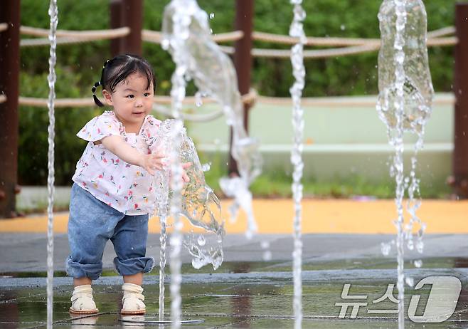 낮 기온이 30도를 웃도는 더위가 찾아온 20일 오후 대구 중구 수창공원 바닥분수에서 어린이들이 물장난을 치며 더위를 식히고 있다. 2025.5.20/뉴스1 ⓒ News1 공정식 기자