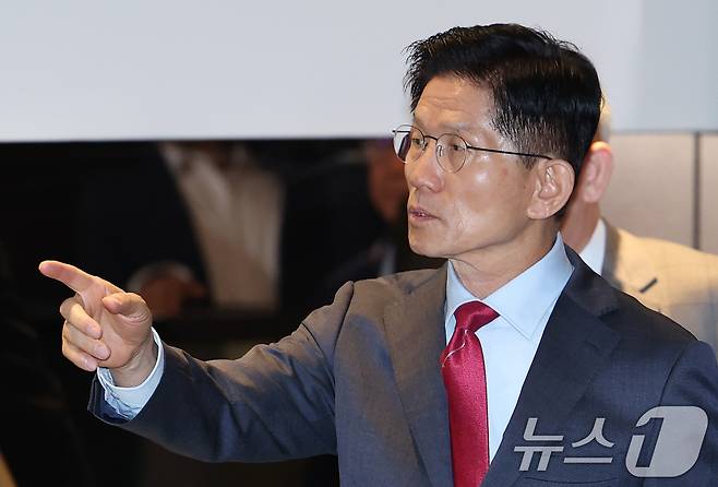 김문수 국민의힘 대통령 후보가 23일 오전 서울 중구 더플라자호텔에서 열린 제3회 국가와 민족을 위한 조찬기도회에 참석하며 자신의 이름을 연호하는 지지자들에게 자제를 요청하고 있다. 2025.5.23/뉴스1 ⓒ News1 오대일 기자