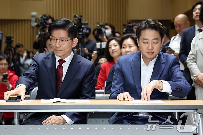 김문수 국민의힘 대통령 후보(왼쪽)와 이준석 개혁신당 대통령 후보가 19일 오전 서울 중구 서울시청에서 열린 '약자와 동행하는 서울 토론회'에 참석해 나란히 앉아 있다. 2025.5.19/뉴스1 ⓒ News1 민경석 기자