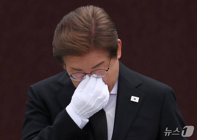 이재명 더불어민주당 대통령 후보가 고 노무현 전 대통령 서거 16주기인 23일 경남 김해시 진영읍 봉하마을을 찾아 노 전 대통령 묘역 참배를 마친 뒤 눈시울을 붉히고 있다. (공동취재) 2025.5.23/뉴스1 ⓒ News1 이재명 기자