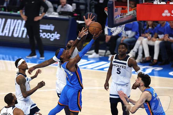 오클라호마시티 선더의 샤이 길저스 알렉산더가 23일(한국시간) 열린 미네소타 팀버울브스와의 2024-25 NBA 플레이오프 서부 콘퍼런스 결승 2차전에서 38점을 넣어 팀 승리를 이끌었다. ⓒ AFP=뉴스1