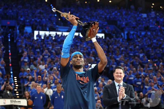 오클라호마시티 선더의 샤이 길저스 알렉산더가 23일(한국시간) 열린 미네소타 팀버울브스와의 2024-25 NBA 플레이오프 서부 콘퍼런스 결승 2차전을 앞두고 진행한 시상식에서 정규리그 MVP 트로피를 받았다. ⓒ AFP=뉴스1