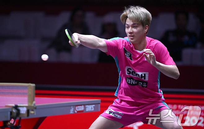 안재현이 21일(현지시간) 카타르 도하 루사일 아레나에서 열린 2025 국제탁구연맹(ITTF) 세계선수권대회 남자단식 32강 대만 린옌췬과 경기를 펼치고 있다. 2025.5.22/뉴스1