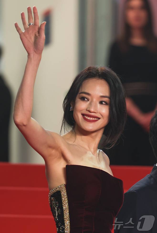 22일(현지시간) 프랑스 남부 소도시 칸(Cannes) 팔레 데 페스티발(Palais des Festivals) 뤼미에르 대극장에서 열린 ‘제78회 칸 국제영화제’ 경쟁 부문 진출작 영화 ‘부활(Resurrection / 광야시대)’의 월드 프리미어 시사회에 참석한 주연배우 서기가 레드 카펫에 올라 손을 흔들며 인사하고 있다. 2025.5.23/뉴스1 ⓒ News1 이준성 기자