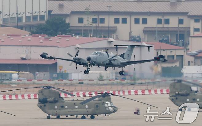 도널드 트럼프 미국 행정부가 주한미군 수천 명을 철수하는 방안을 검토 중이라고 월스트리트저널(WSJ)이 22일(현지시간) 소식통을 인용해 보도했다. 복수의 국방 관계자 등에 따르면, 미국 국방부는 약 4500명의 주한미군을 인도태평양 내 괌 등 다른 기지로 옮기는 방안을 유력하게 검토 중이라고 밝혔다. 사진은 23일 경기 평택시 팽성읍 주한미군기지 캠프 험프리스에 정찰기 RC-12X 가드레일이 이륙하고 있다. 2025.5.23/뉴스1 ⓒ News1 김영운 기자