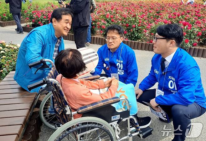 더불어민주당 서울 골목골목선대위원장을 맡은 박주민 의원이 23일 울산을 찾아 지원 유세에 나섰다.(더불어민주당 울산시당 제공. 재판매 및 DB 금지)/뉴스1