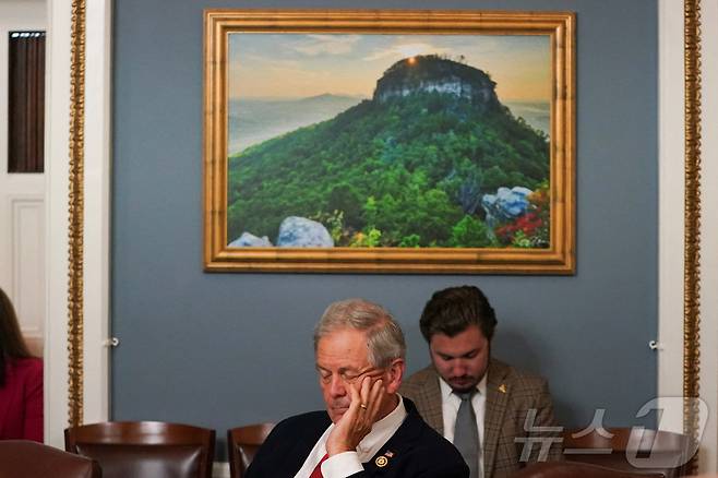 랄프 노먼 하원의원(사우스 캐롤라이나 공화당)이 2025년 5월 21일 미국 워싱턴 D.C. 국회의사당에서 열린 도널드 트럼프 미국 대통령의 대규모 감세 계획에 대한 하원 규칙위원회의 청문회에 참석하고 있다. ⓒ 로이터=뉴스1 ⓒ News1 신기림 기자