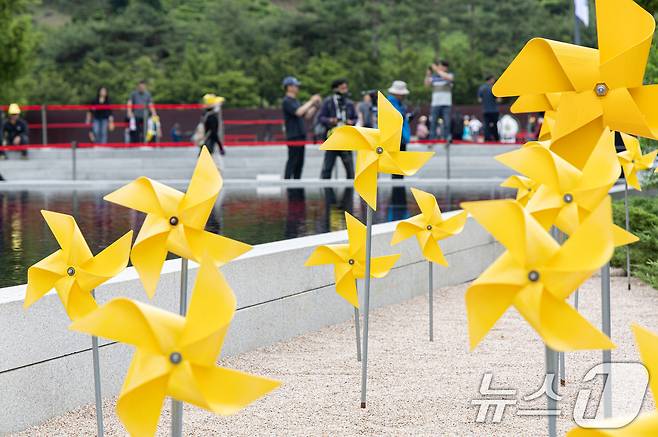 고 노무현 전 대통령 16주기인 23일 오전 경남 김해시 봉하마을을 찾은 추모객들이 노 전 대통령 묘역을 참배하고 있다. 2025.5.23/뉴스1 ⓒ News1 이재명 기자