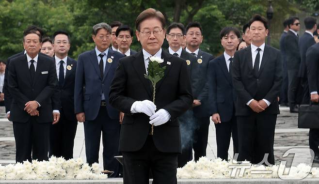 이재명 더불어민주당 대통령 후보가 고 노무현 전 대통령 서거 16주기인 23일 경남 김해시 진영읍 봉하마을 노 전 대통령 묘역을 참배하기 위해 이동하고 있다. (공동취재) 2025.5.23/뉴스1 ⓒ News1 이재명 기자