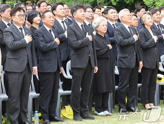 문재인 전 대통령과 권양숙 여사를 비롯한 참석자들이 23일 오후 경남 김해시 봉하마을에서 열린 고 노무현 전 대통령 16주기 추도식에서 국민의례를 하고 있다. (공동취재) 2025.5.23/뉴스1 ⓒ News1 이재명 기자