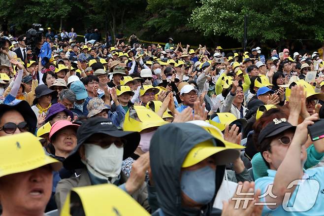 23일 오후 경남 김해시 봉하마을에서 열린 고 노무현 전 대통령 16주기 추도식에서 시민들이 박수를 치고 있다. (공동취재) 2025.5.23/뉴스1 ⓒ News1 이재명 기자