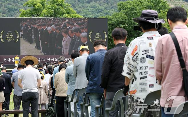 문재인 전 대통령과 권양숙 여사가 23일 오후 경남 김해시 봉하마을에서 열린 고 노무현 전 대통령 16주기 추도식에서 순국선열을 위한 묵념을 하고 있다. (공동취재) 2025.5.23/뉴스1 ⓒ News1 이재명 기자