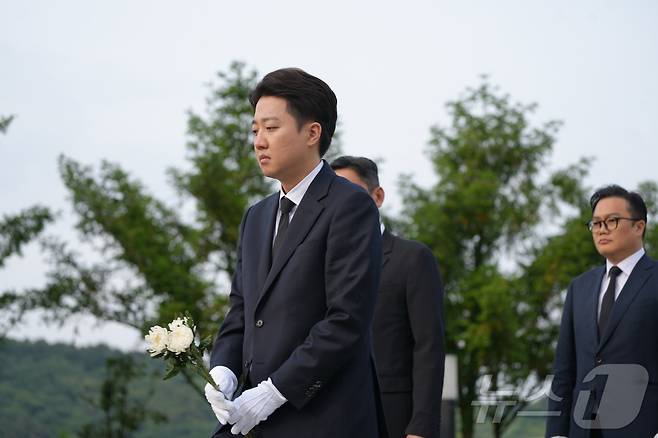 이준석 개혁신당 대통령 후보가 고 노무현 전 대통령 16주기인 23일 오전 경남 김해시 봉하마을 노 전 대통령 묘역을 찾아 참배하고 있다. (개혁신당 제공, 재판매 및 DB 금지) 2025.5.23/뉴스1