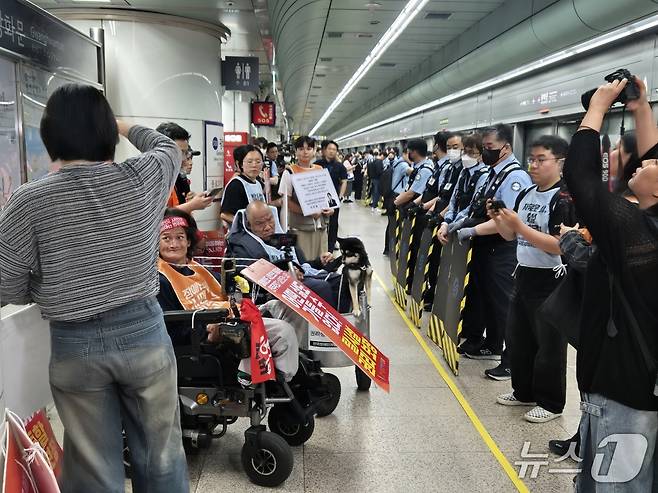 23일 오후 서울 광화문역에서 전국장애인철폐연대가 지하철 선전전을 벌이는 모습. 2025.5.23/뉴스1 ⓒ News1 신윤하 기자