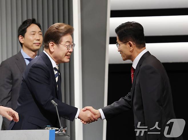 이재명 더불어민주당(왼쪽), 김문수 국민의힘 대통령 후보가 23일 서울 영등포구 KBS본관 스튜디오에서 중앙선거방송토론위원회 주관 제21대 대통령선거 2차 후보자 토론회 시작에 앞서 악수하고 있다. 2025.5.23/뉴스1 ⓒ News1 국회사진기자단