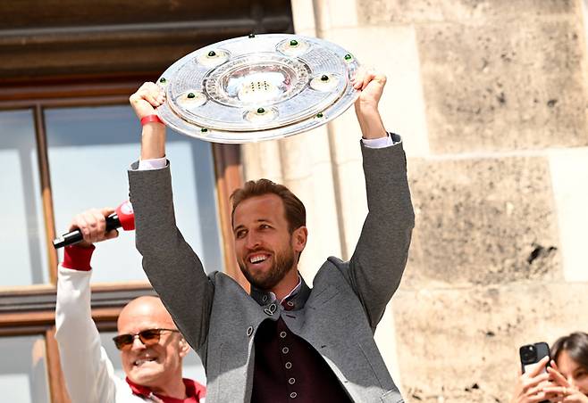 독일 분데스리가 우승 트로피를 들어 보이는 바이에른 뮌헨의 해리 케인.  로이터연합뉴스