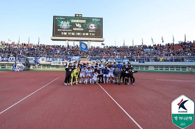 인천 선수단이 안산전에서 승리한 뒤 단체 사진을 촬영하고 있다. 사진 | 한국프로축구연맹