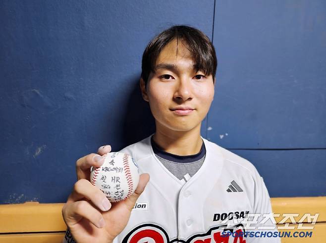 홈런 기념구를 들고 있는 임종성. 잠실=이종서 기자